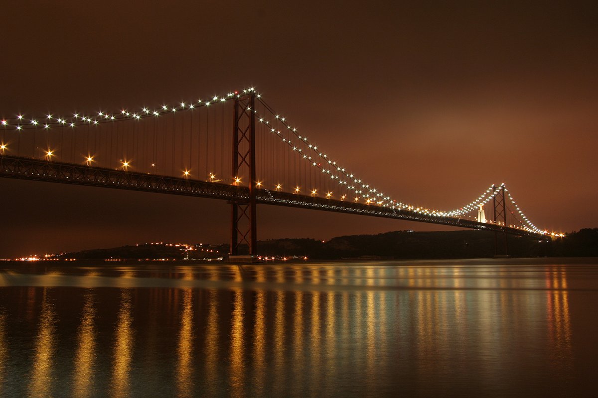 Vista nocturna a partir da margem Norte