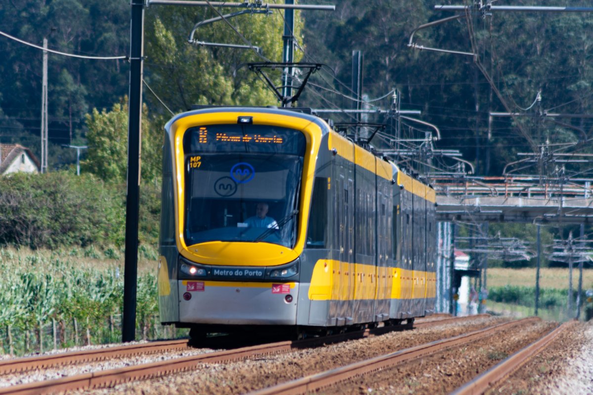 Automotora MP 107 à saída de Movidas Sul com destino a Póvoa de Varzim. 15/08/2023