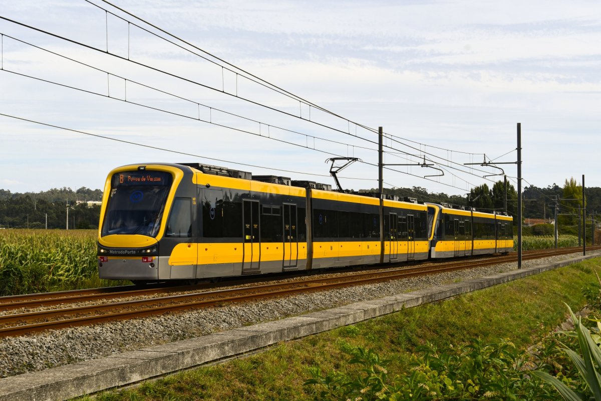 Automotora MP 126, saindo de Modivas Sul em direção à Póvoa de Varzim. 15/08/2023