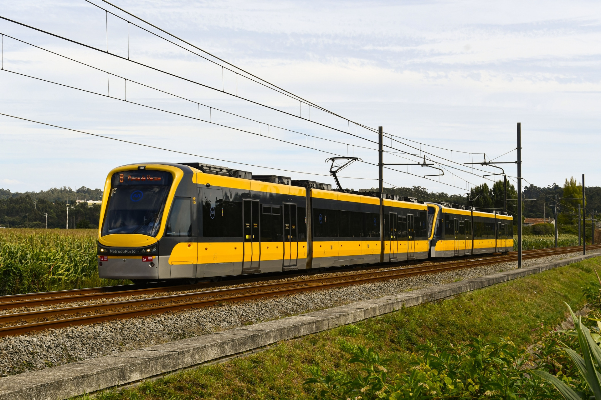 Automotora MP 126, saindo de Modivas Sul em direção à Póvoa de Varzim. 15/08/2023