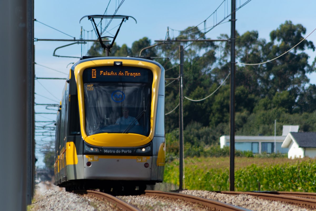 Automotora MP 122 na aproximação a Modivas Sul. 15/08/2023