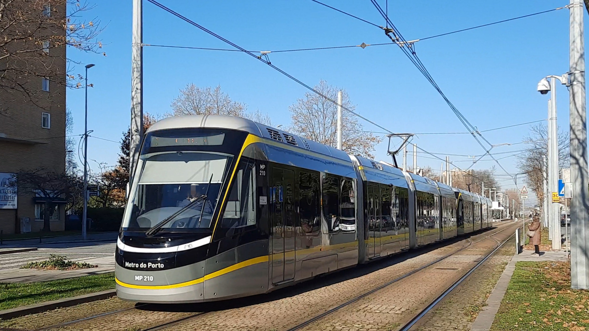 MP 210 a efetuar serviço na linha C a passar pela estação da Senhora da Hora