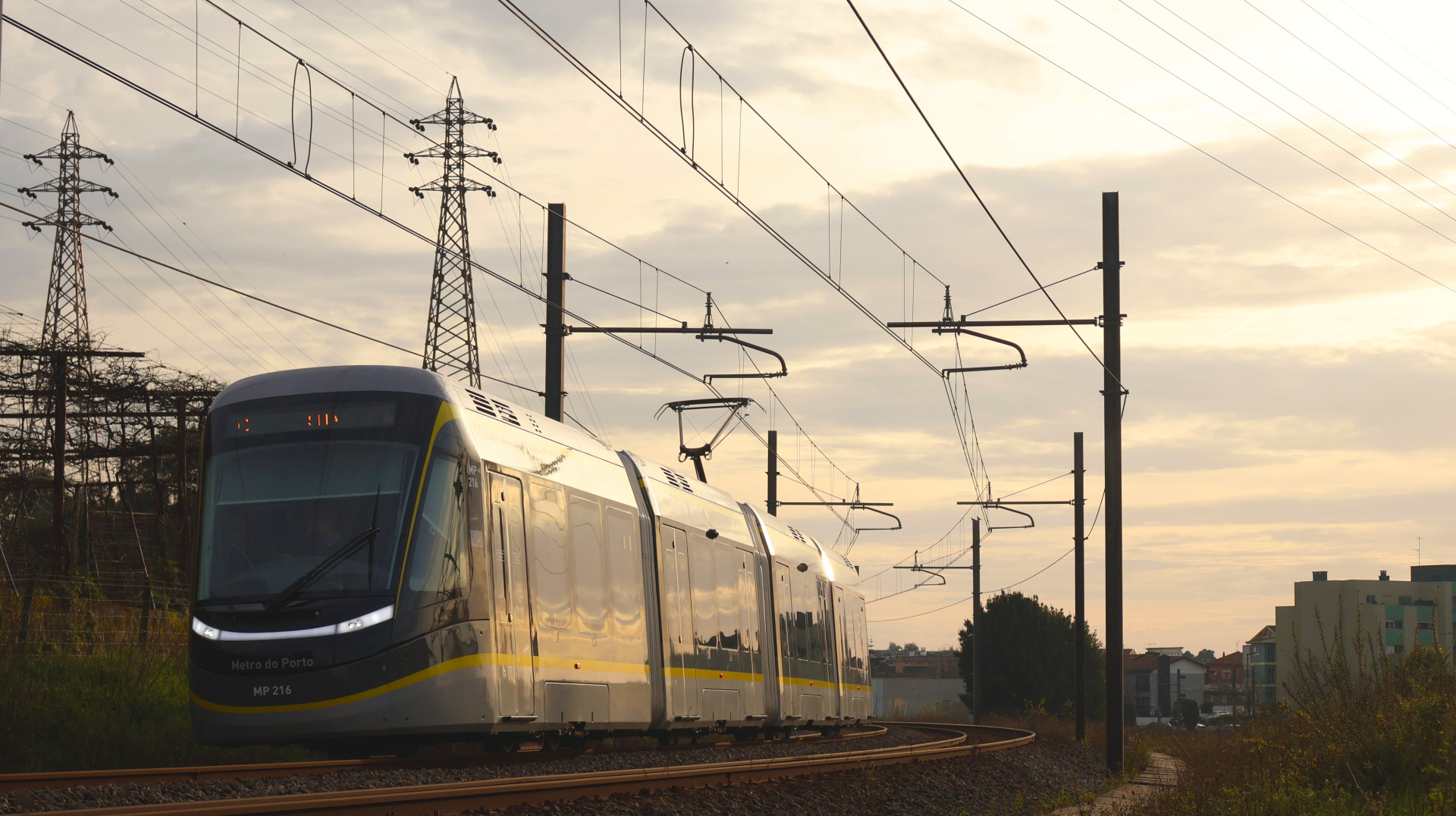 CRRC Tram nf MP 216 a realizar serviço na linha C   Fotografia na PN de Custoias entre Cândido dos Reis e Fonte do Cuco