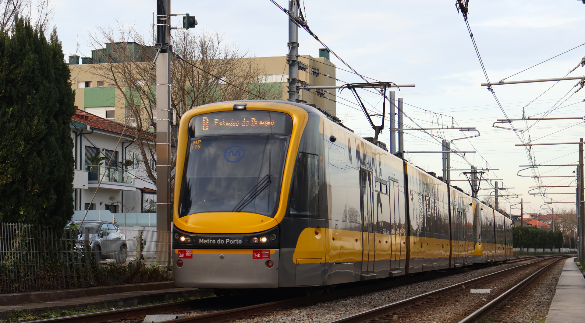 MP 115 a dar entrada na estação Fonte do Cuco na linha B
