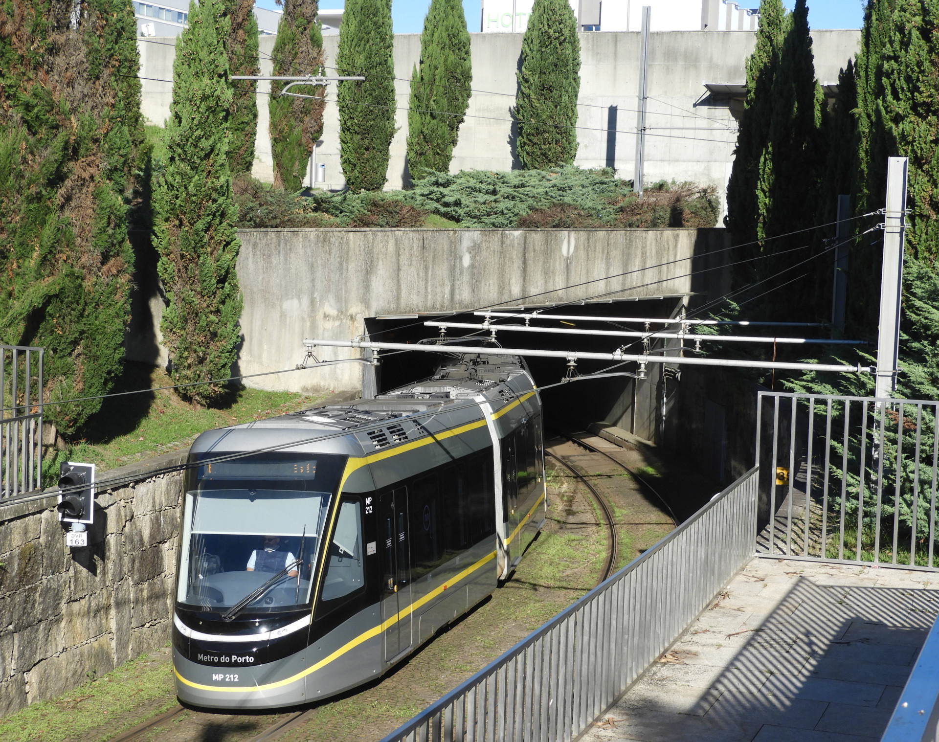 Metro do Porto MP212, chega em Verdes vindo do aeroporto, 27/10/25