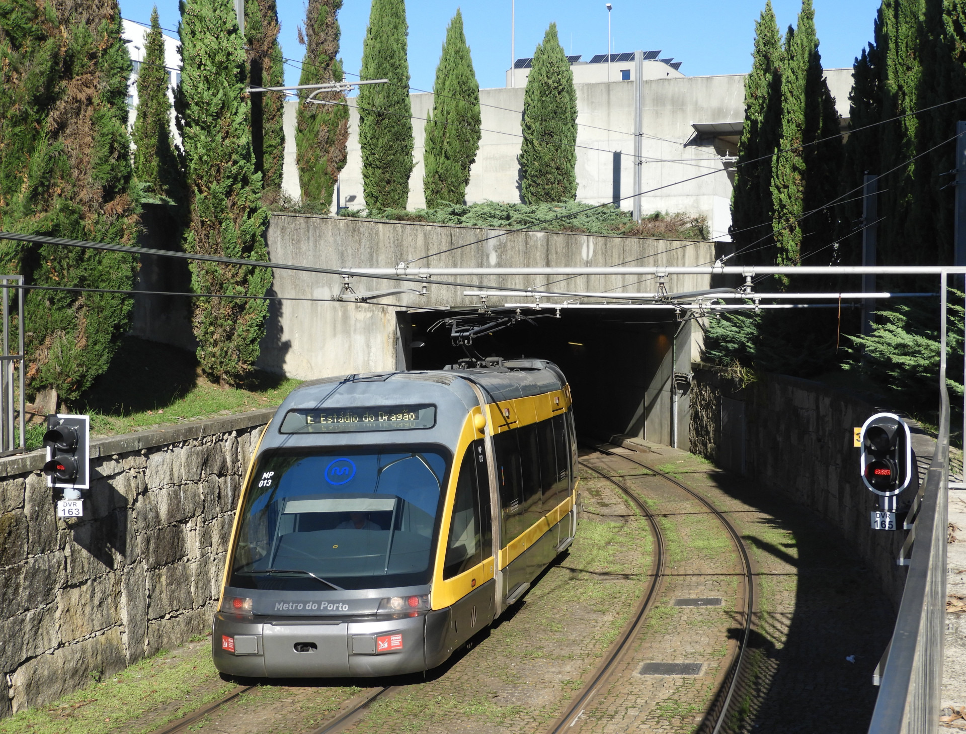 Metro do Porto MP013 chega a Verdes vindo do aeroporto, 27/10/25