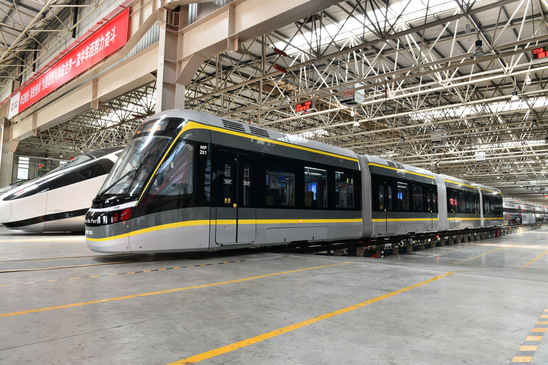 Imagem do exterior do MP 201 após a oficialização do término da sua construção, na fábrica da CRRC Tangshan, a 27 de Julho de 2022.