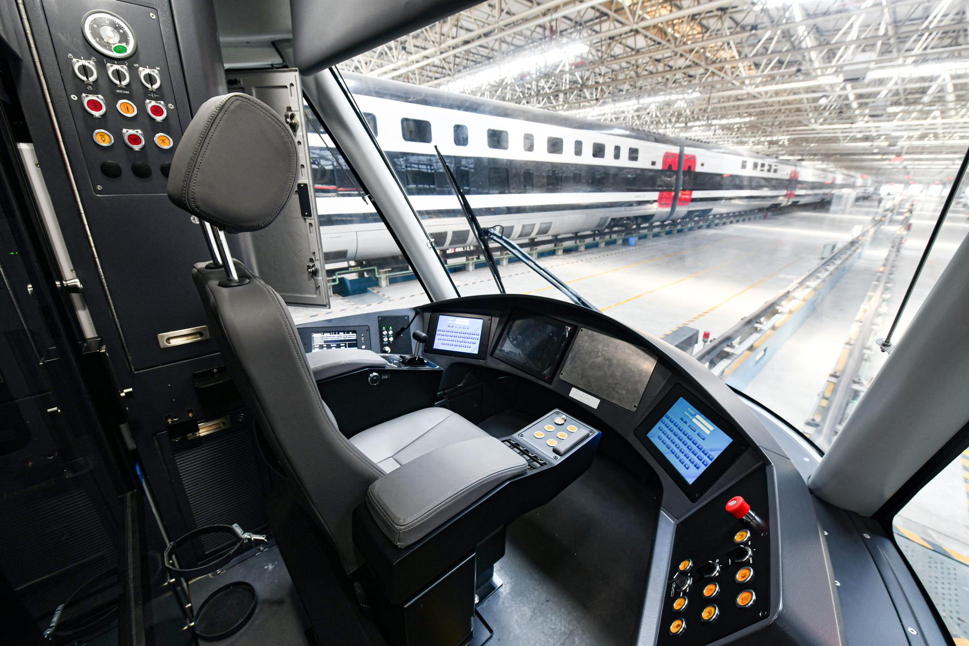 Interior da cabine do MP 201 na fábrica da CRRC Tangshan, já após conclusão da construção do veículo.