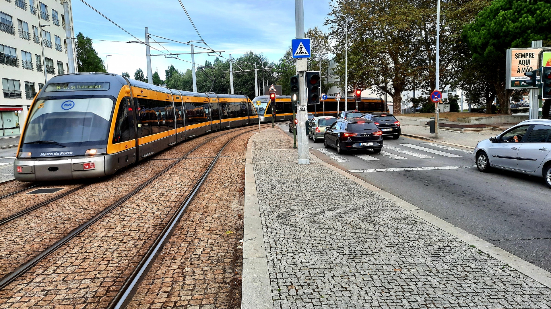 Metro do Porto 022 (veiculo da frente) a chegar a camara de Matosinhos 11/09/2022