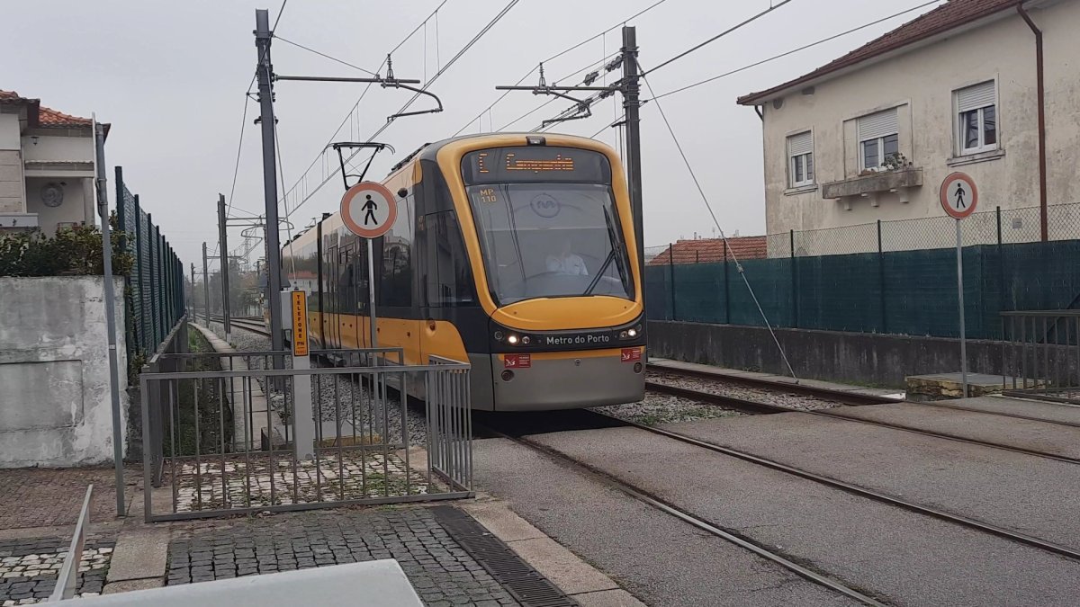 MP 110 a passar a PN do castêlo da Maia quase a entrar na estação com destino a Campanhã 15/10/2022