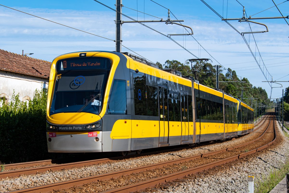 Aproximaçao da automotora MP 127 à estação de Modivas Sul, com destino à Póvoa de Varzim, ao lado da antiga estação ferroviária de via estreita de Modivas. 15/08/2023