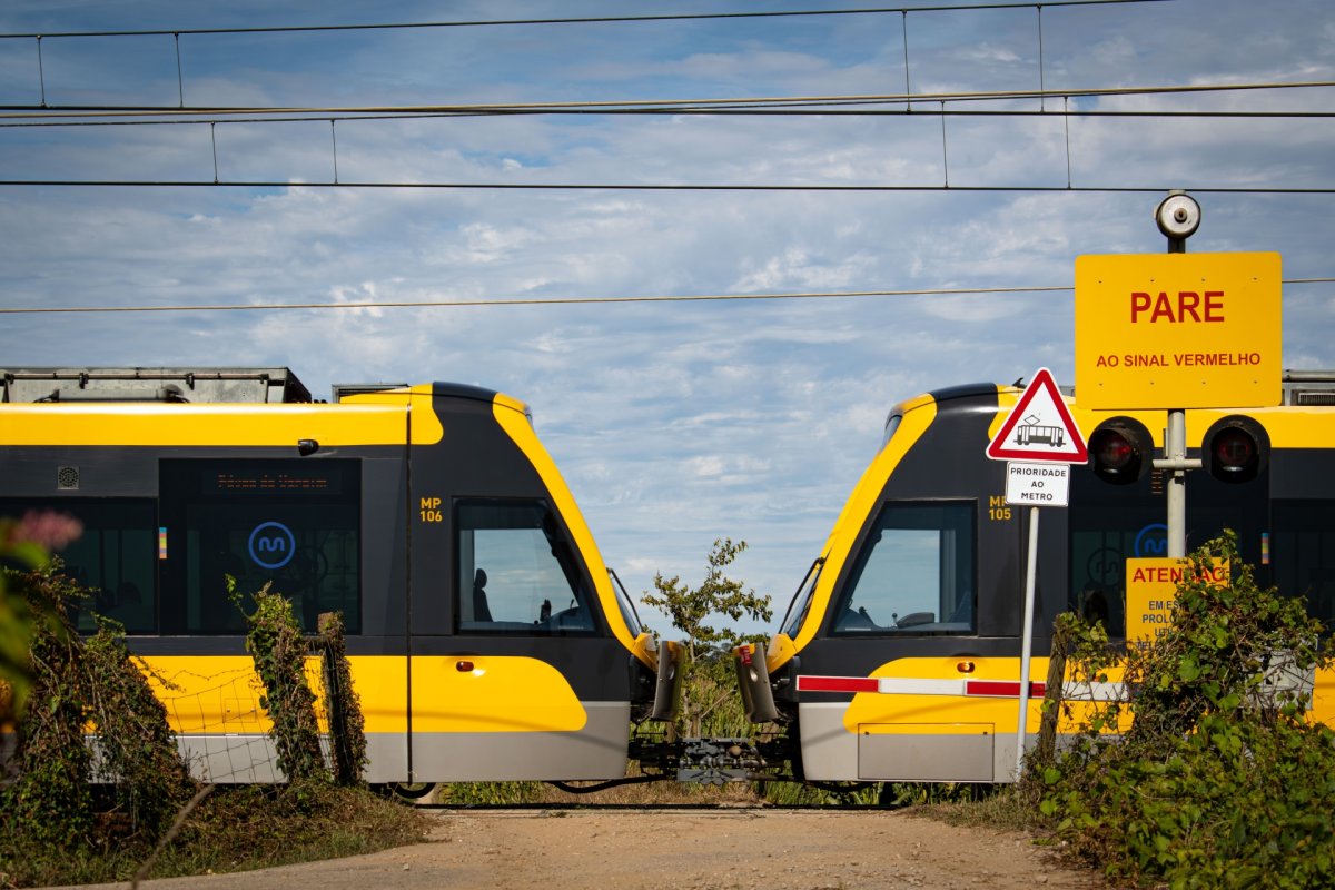 Automotora MP 106 acoplada à MP 105, na passagem pela passagem de nível rural de Modivas, com destino a Póvoa de Varzim. 15/08/2023