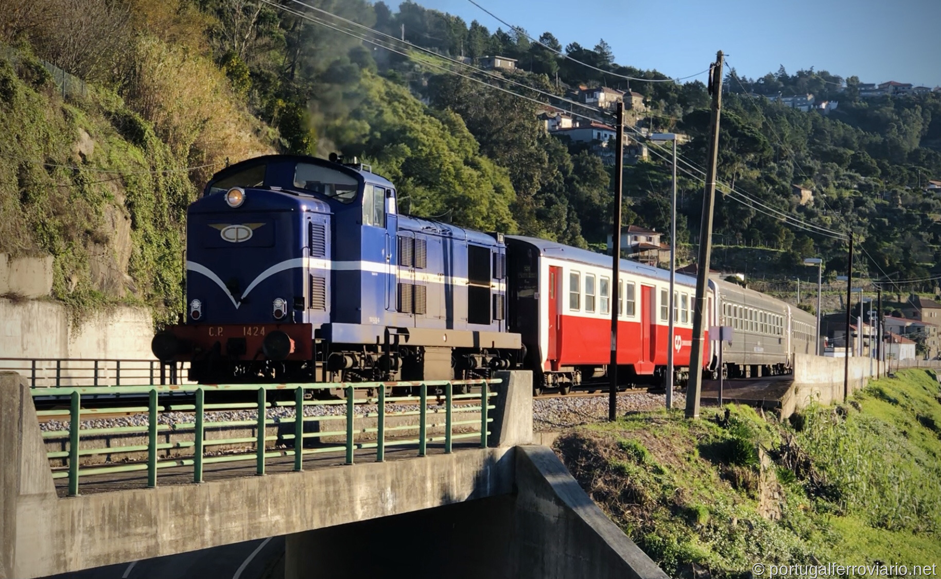 CP 1424 com o IR 862 | Mosteirô