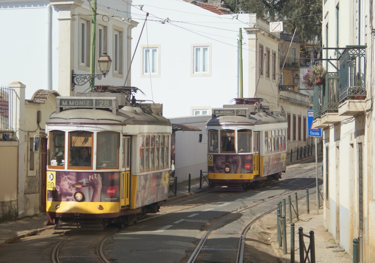 Carris Eléctrico car no. 545 on route 28 at R.Escolas Gerais, Lisboa, followed by car No. 577, 05/03/2016