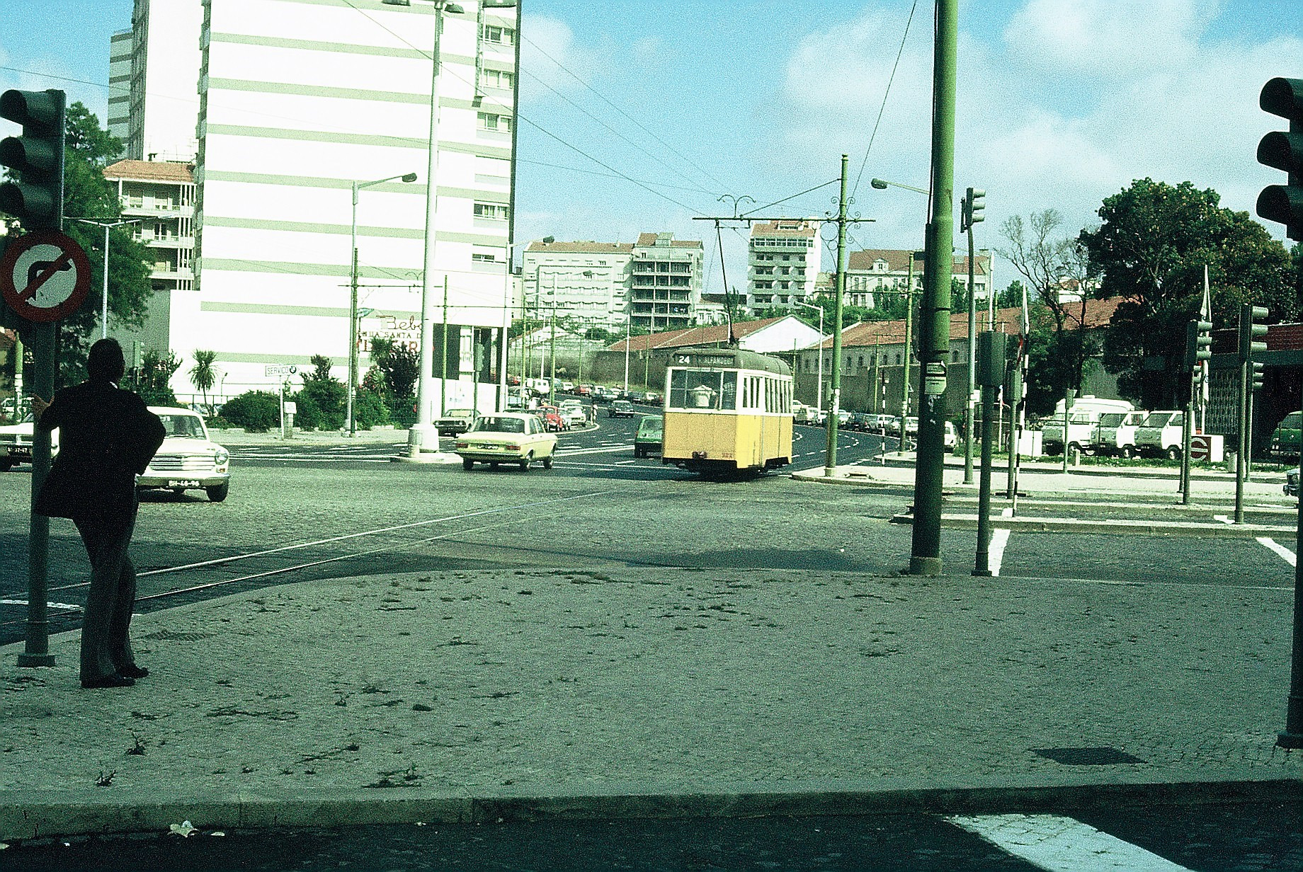 O caixote Carris 322, na mítica linha 24 Carmo/Alfândega, em finais anos 70, à passagem pelas Amoreiras
