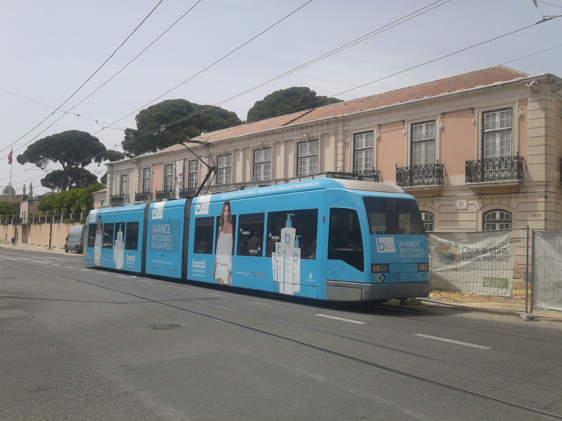 507 em azul publicidade, passando em frente ao Museu dos Coches, aquando da transferência dos carros para o novo edifício do Museu, na tarde de 12 maio 2015