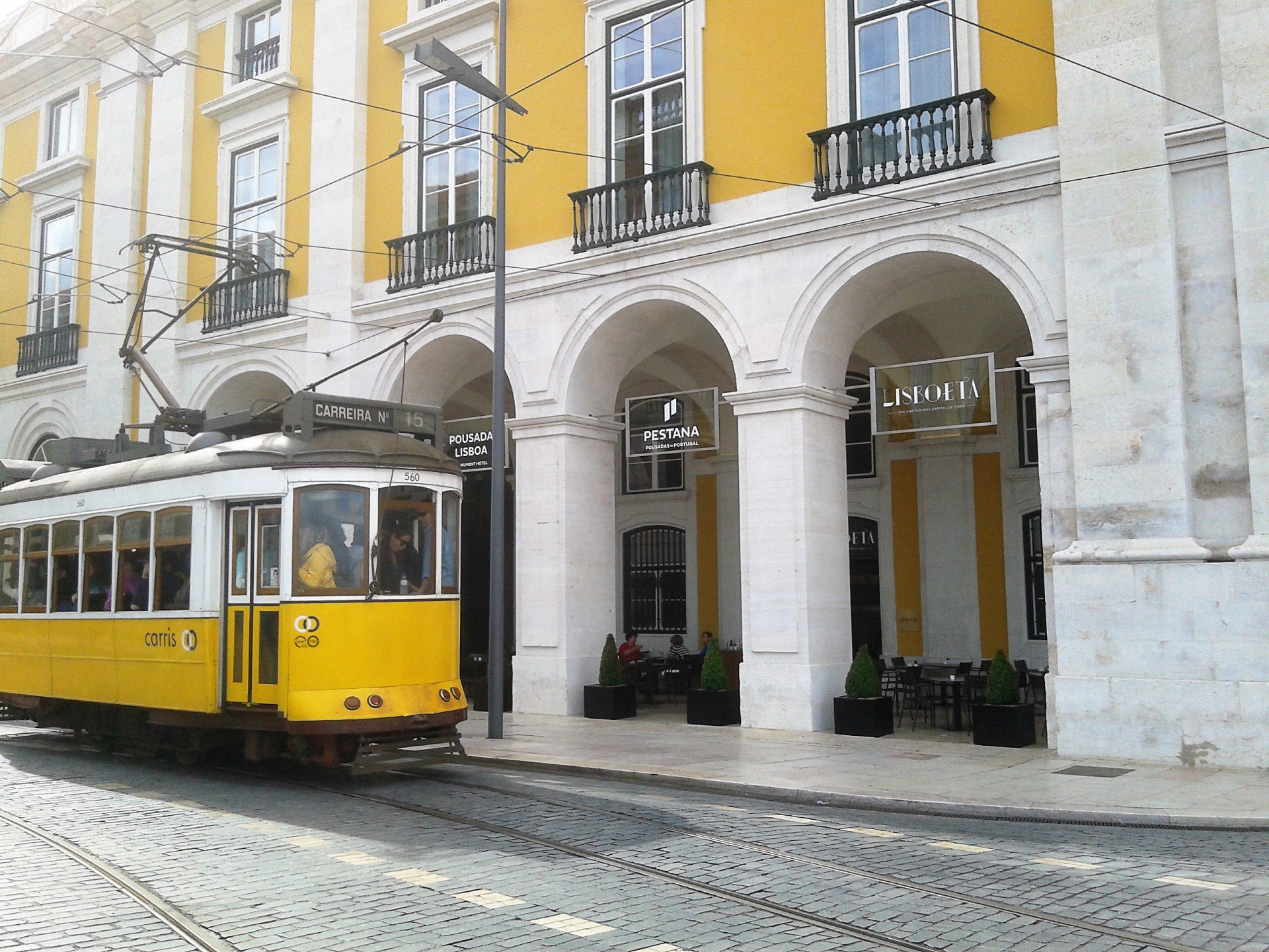 560 saindo da Praça do Comércio, carreira 15, tarde do dia 16 junho 2015