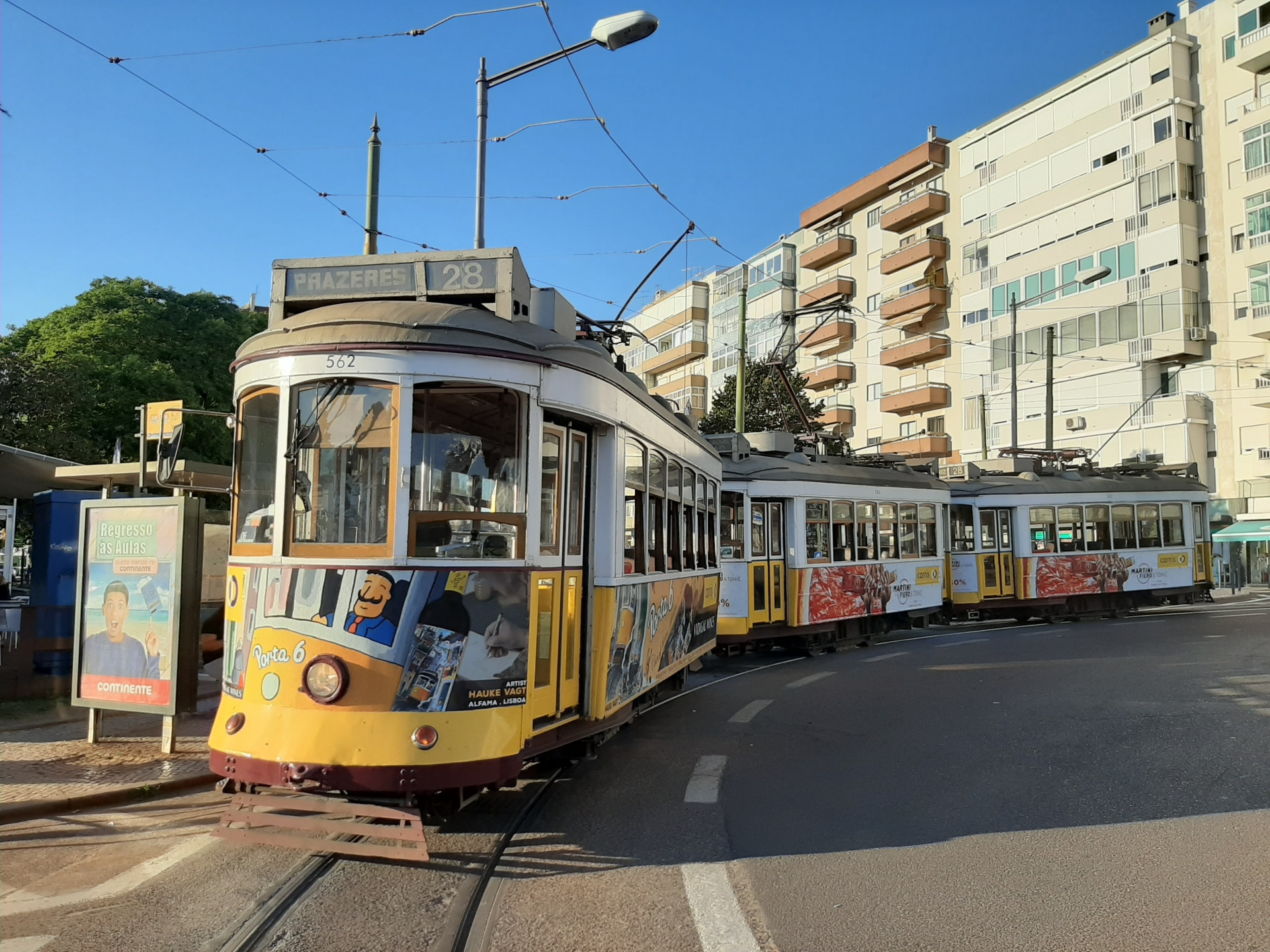 562 @ Prazeres, carreira 28, 02/09/2020.  Atrás os 582 e 542