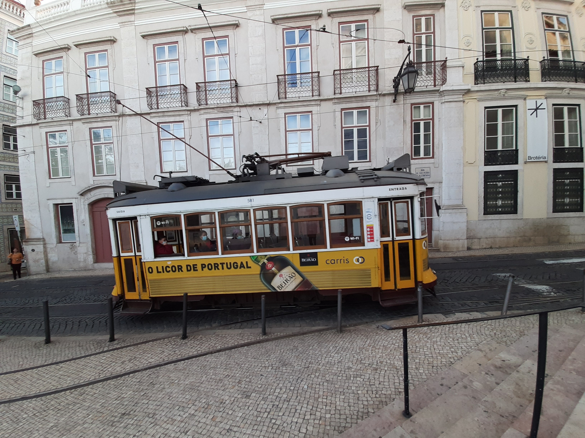 582 subindo a Rua S.Pedro Alcântara, carreira 24, final de tarde, de 17 outubro 2020