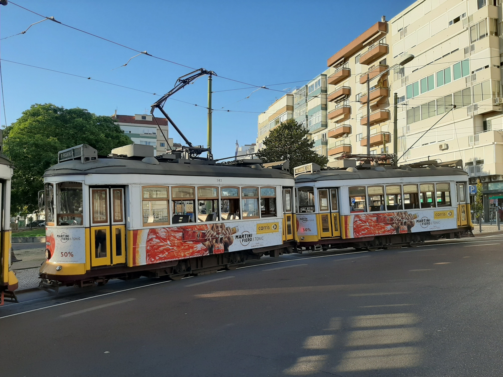 582 @ Prazeres,, linha 25, atrás o 542 na 28, 02 setembro 2020