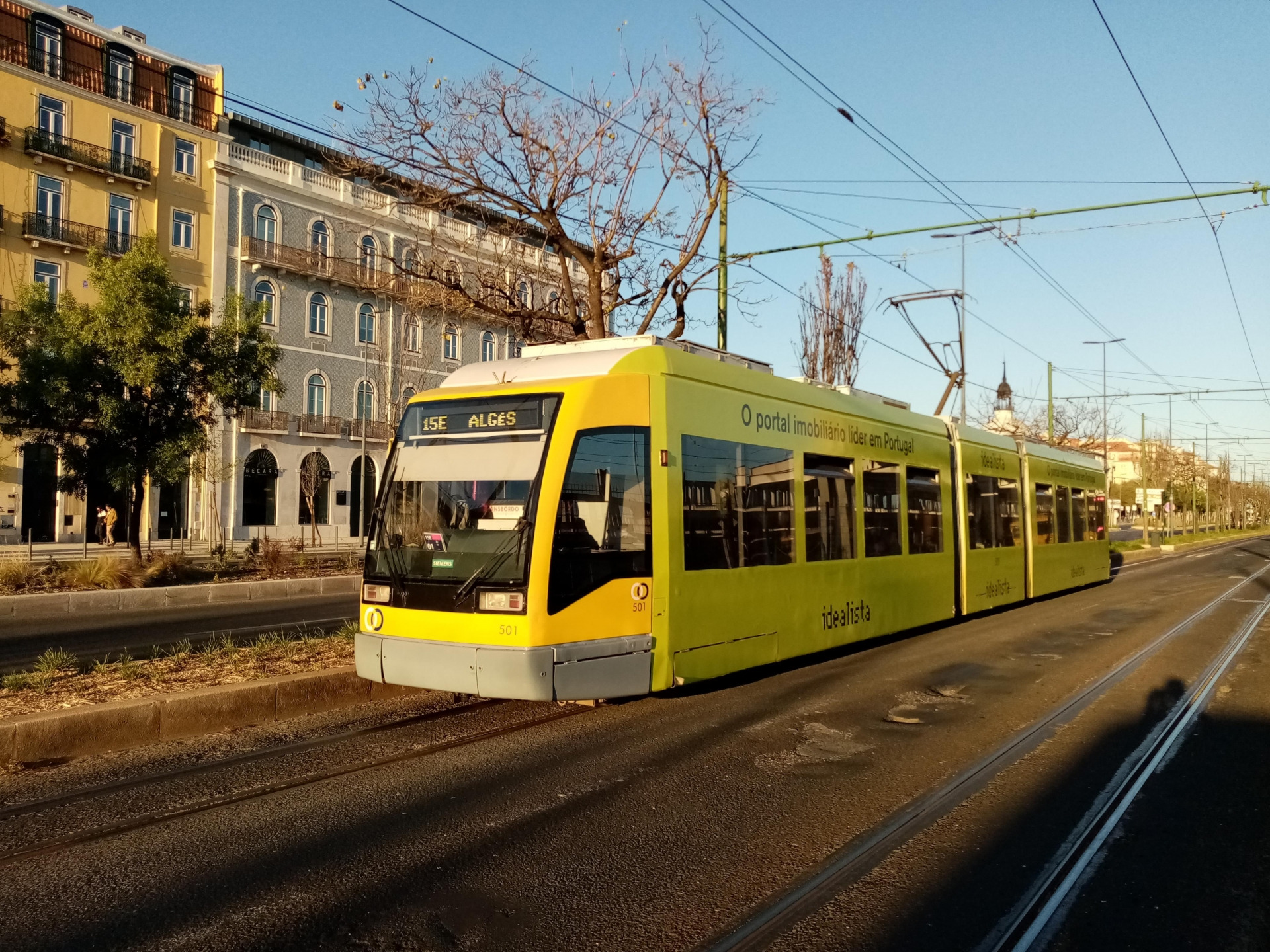 CCFL 501 na carreira 15E (Cais do Sodré  Jardim de Algés) @ Lisboa, Av. 24 de Julho | 21/03/2021