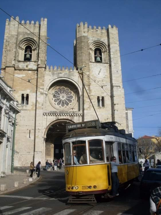 O elétrico 565 a passar junto à Sé de Lisboa com a carreira 28E.    Março de 2012.