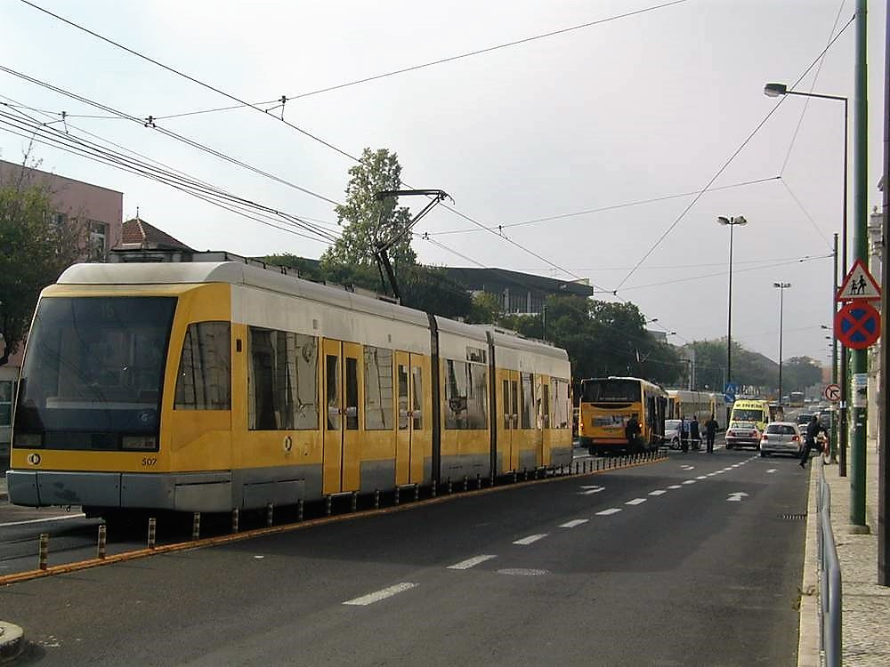 507 na 15E para Algés, na Rua da Junqueira, aguardando resolução de um acidente entre o bus 2336 e um ligeiro. Mais à frente, estão os 508 e 503, dia 13 novembro 2006
