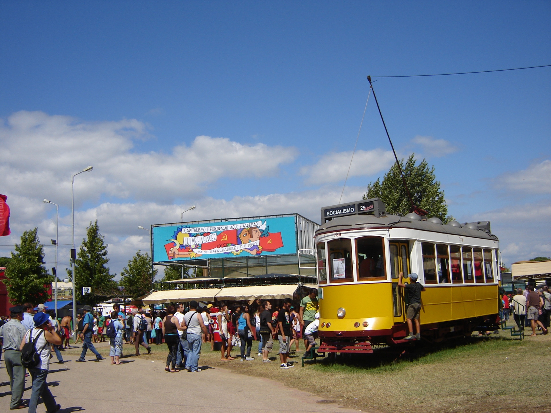 O CCFL 738 na muito concorrida linha 25/04 @ Avante - Seixal, 04/09/2011