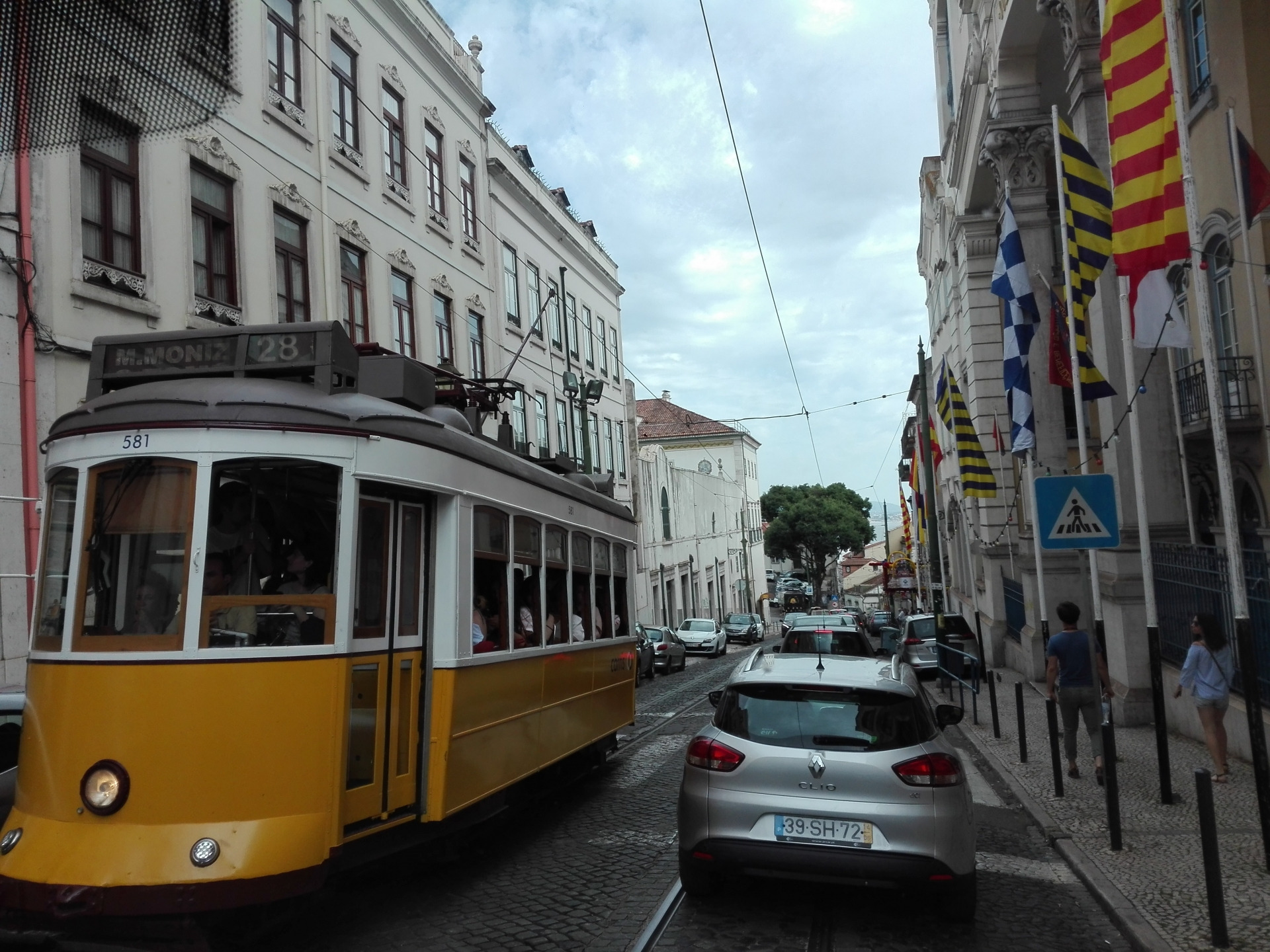 CCFL 581 subindo a Rua Voz do Operário, na 28, em 21 junho 2018