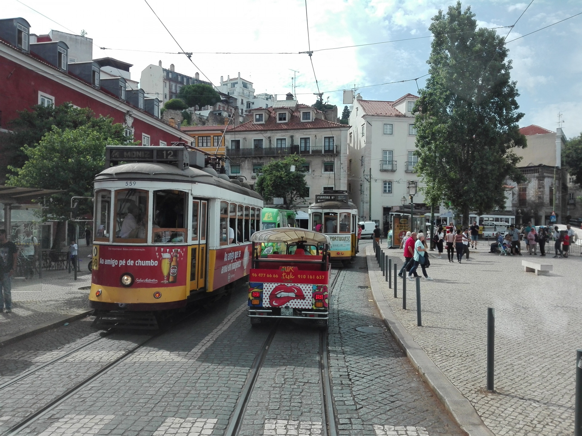 CCFL 559 @ Lg. Portas do Sol, na carreira 12, dia 21 junho 2018.   Ao lado, um inevitável Tuk-Tuk e o CCFL 564 na 28. Mais atrás os 557 e 572