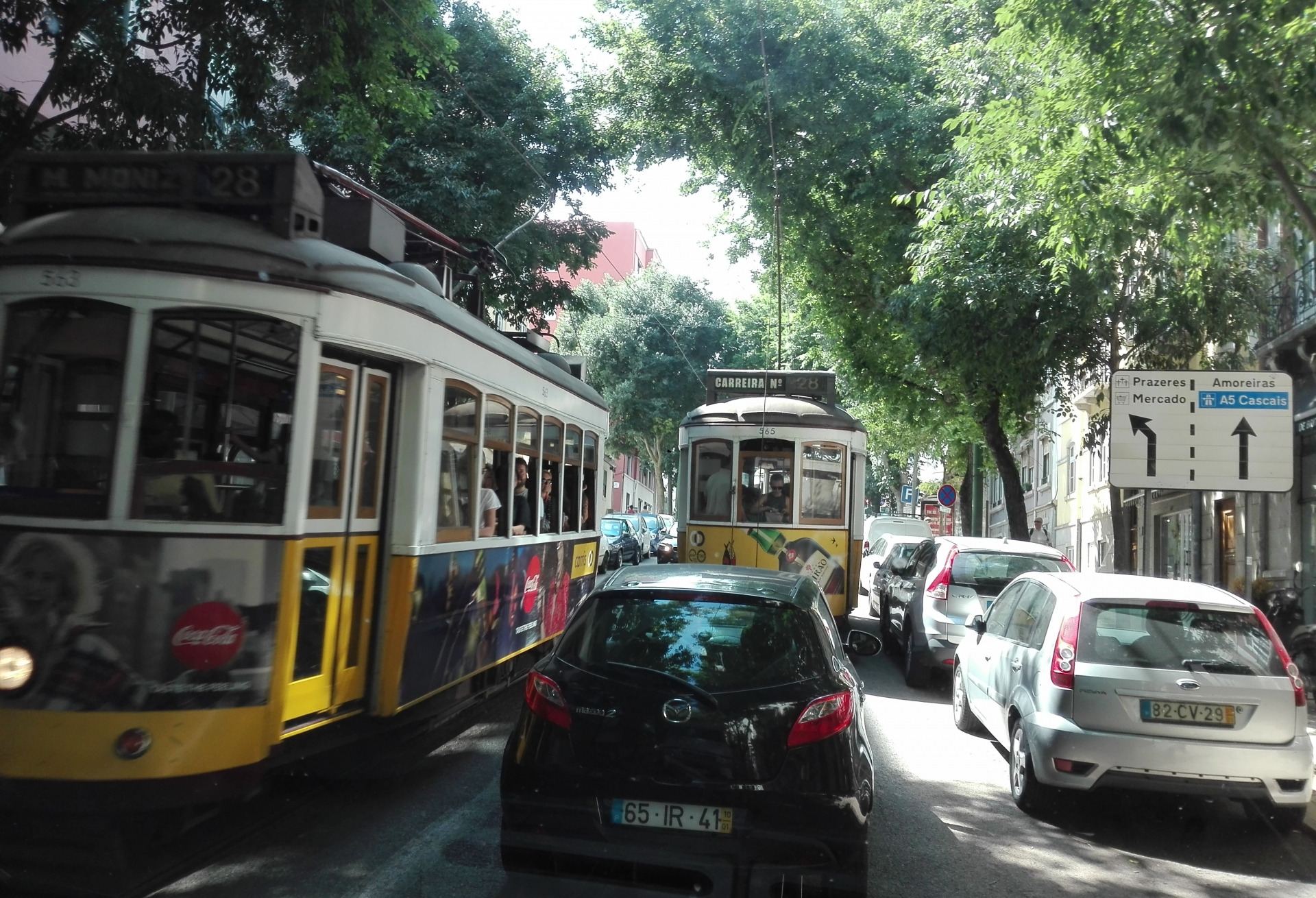 CCFL 563 @ Campo de Ourique, na 28, tarde de 11 julho 2018.  Ao lado o 565