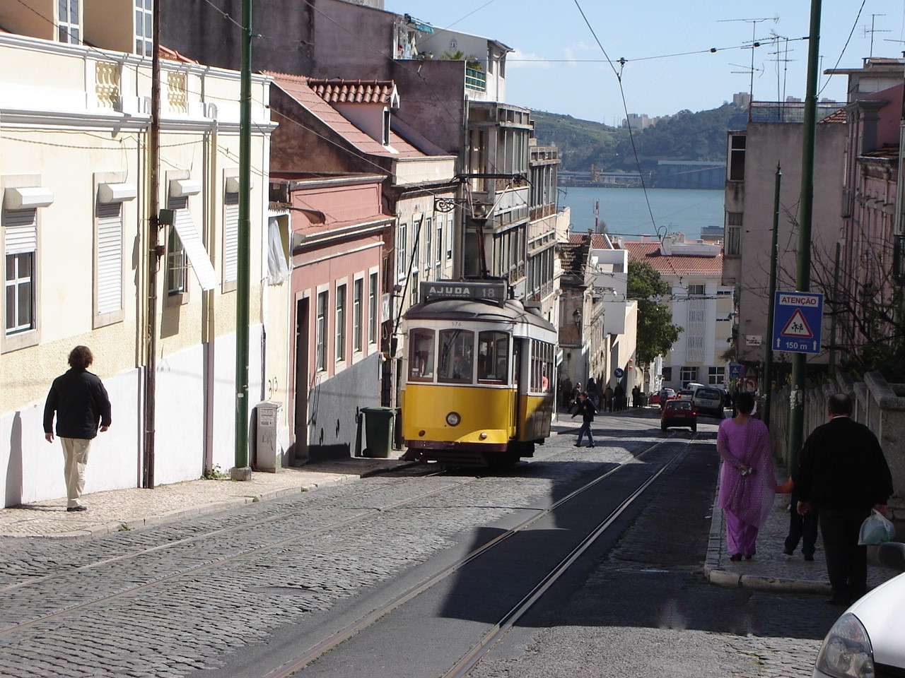 CCFL 576 subindo a Rua Dom Vasco na 18 Ajuda, na tarde de 28 março 2006