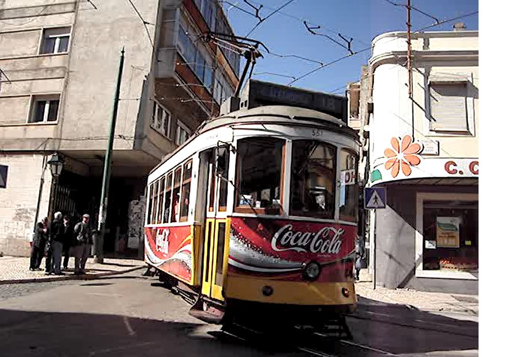 CCFL 551, descendo a rua Dom Vasco, na 18 Ajuda, tarde de 28/03/2006
