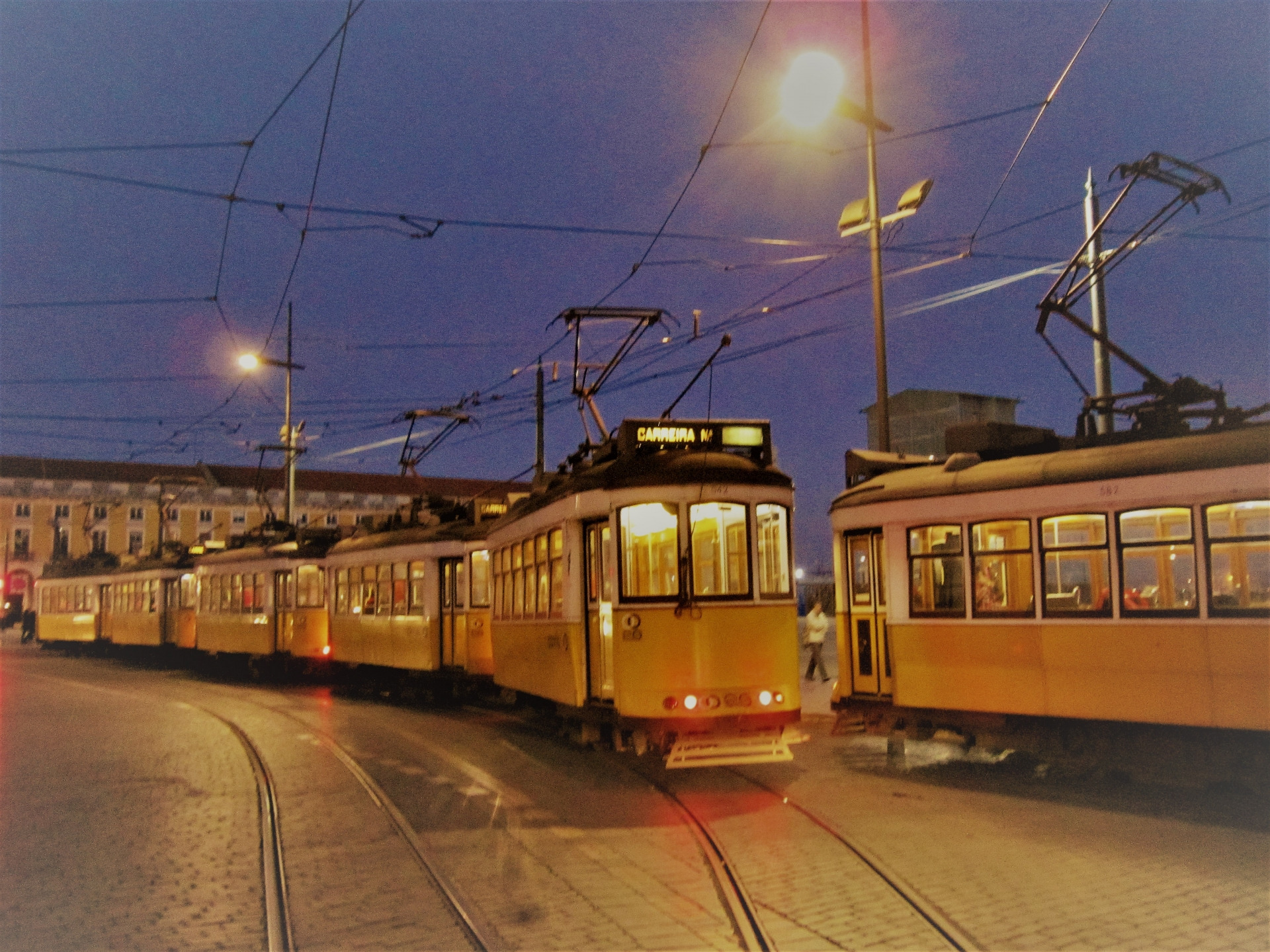 Os amarelos da Carris, na noite de 21 junho 2013 na Praça do Comércio. Viagem especial noturna  582, 542, 578, 581, 560 e 554