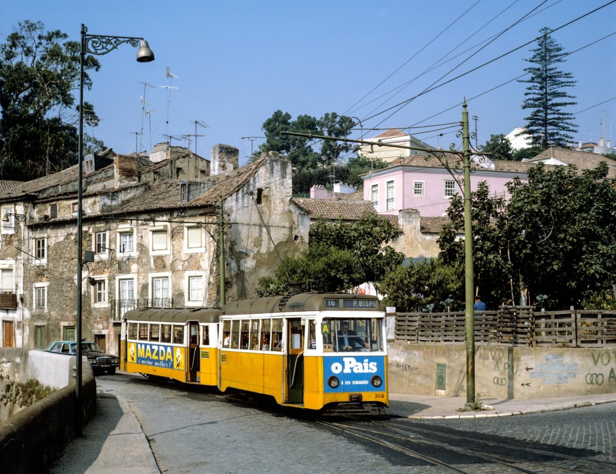 Eléctrico carris 304 + 144; Lisboa, Rua da Santa Apolónia; 29.08.1983