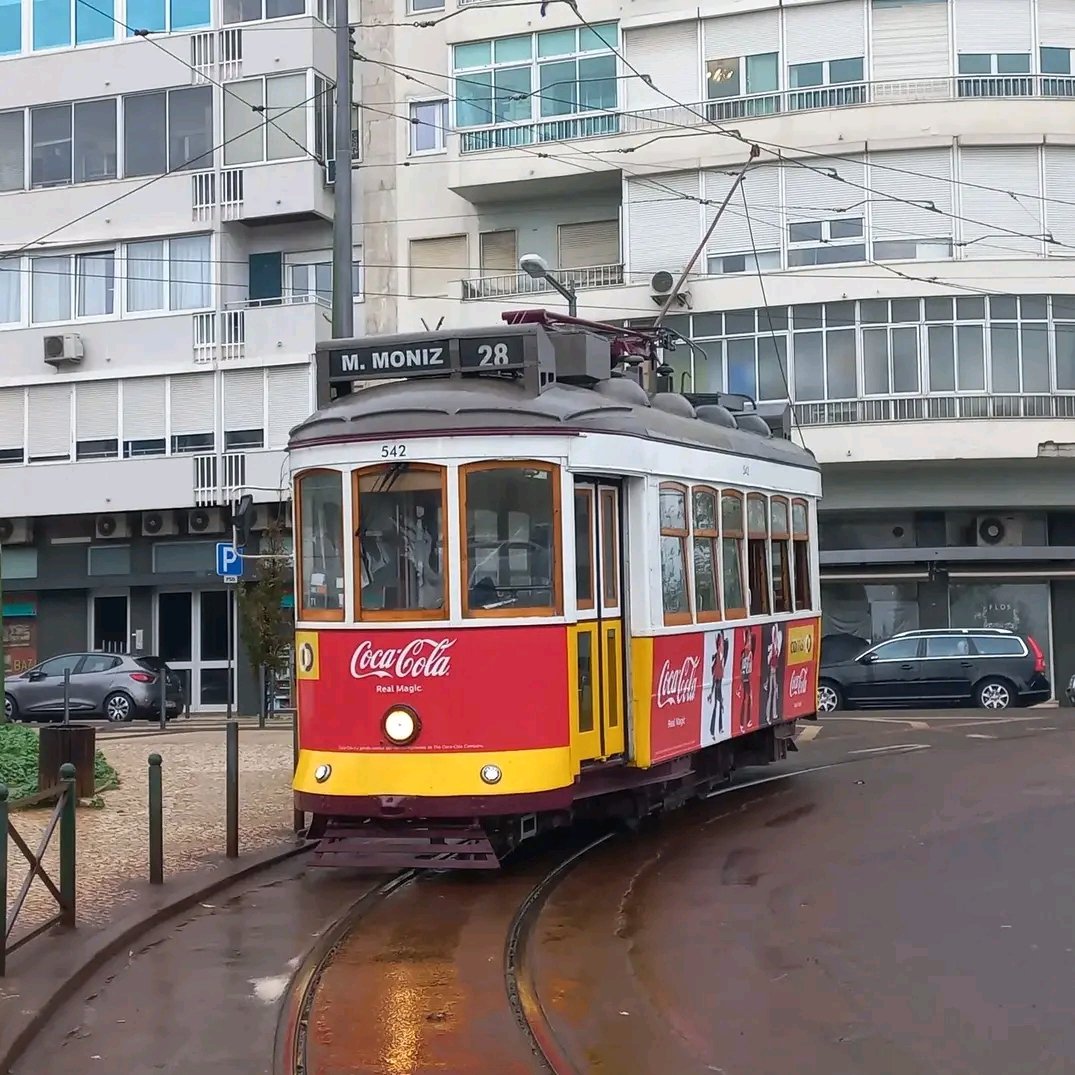 O veículo 542 da Carris, pronto para iniciar mais uma viagem, com destino ao Martim Moniz.    15/11/2022