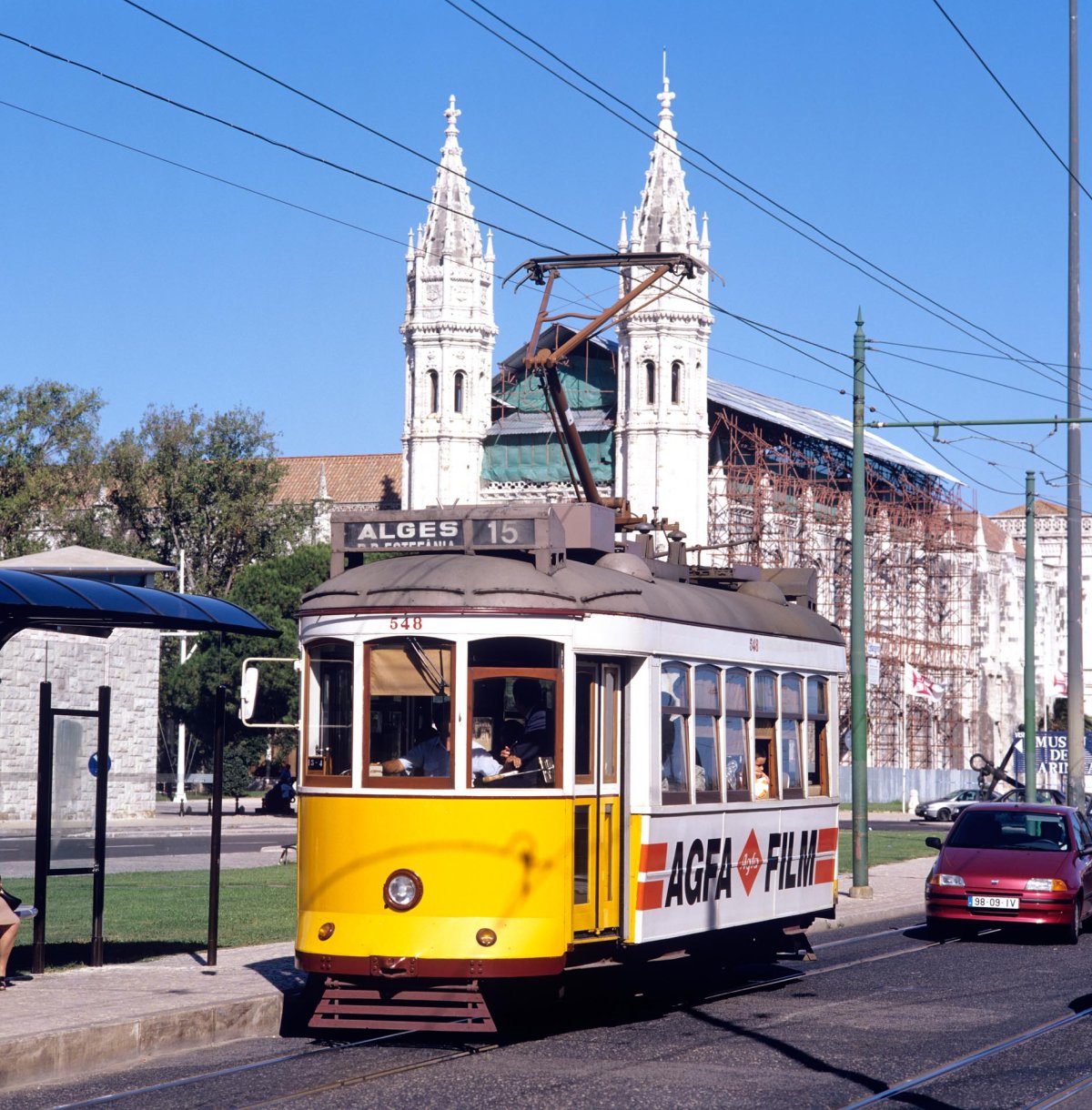 O eléctrico nº 548 da carris, em 12 de Outubro de 1997, em frente ao Mosteiro dos Jerónimos.