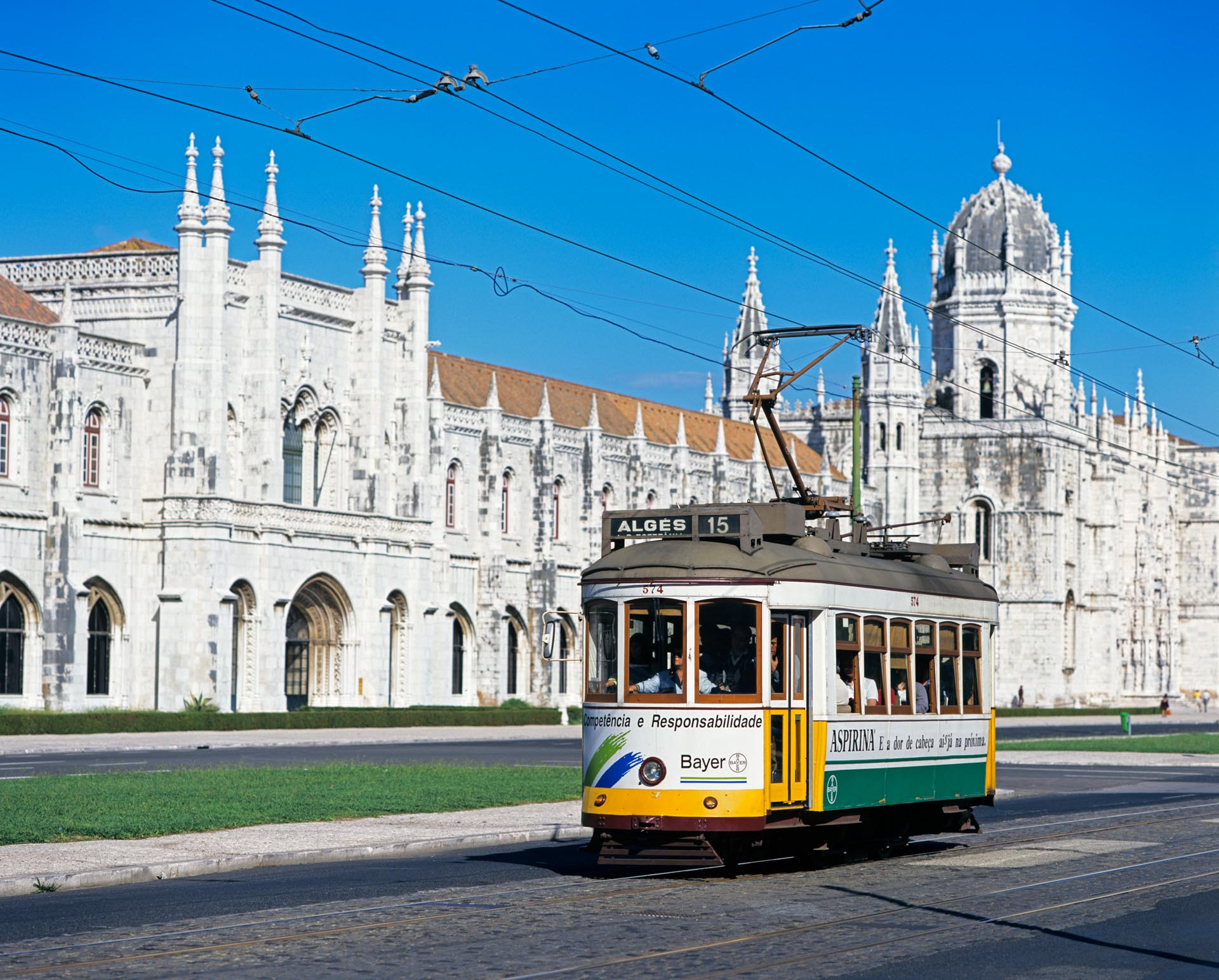 O eléctrico nº 574 da carris, em 23 de Outubro de 1997, em frente ao Mosteiro dos Jerónimos