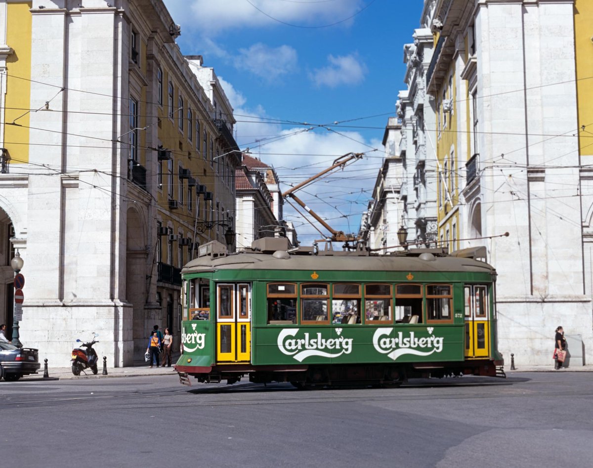 Der Straßenbahnwagen Nr. 572 der CCFL am 8. Oktober 1997 auf dem Praça do Comércio.