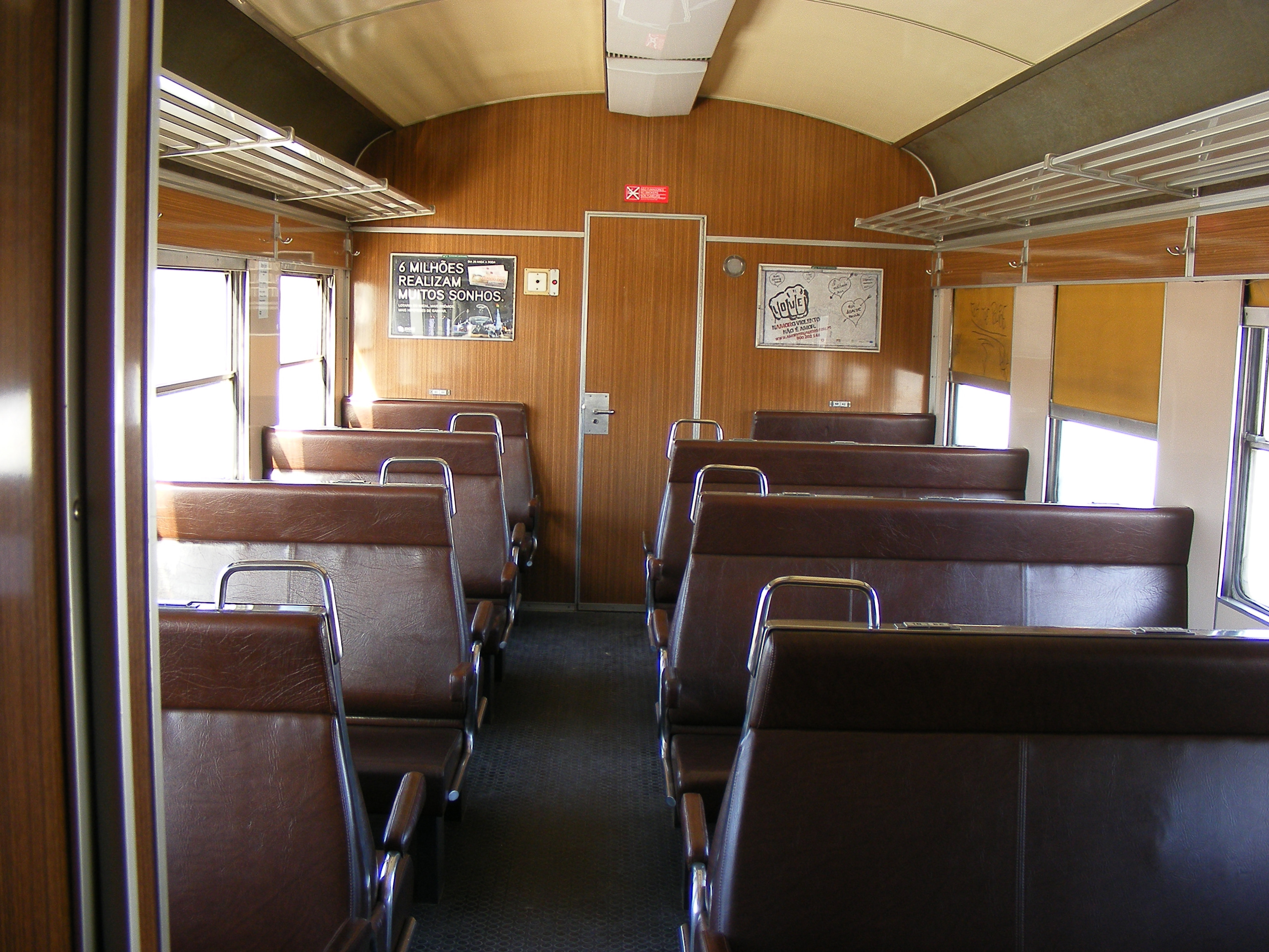 Interior da 2ª classe da unidade motora