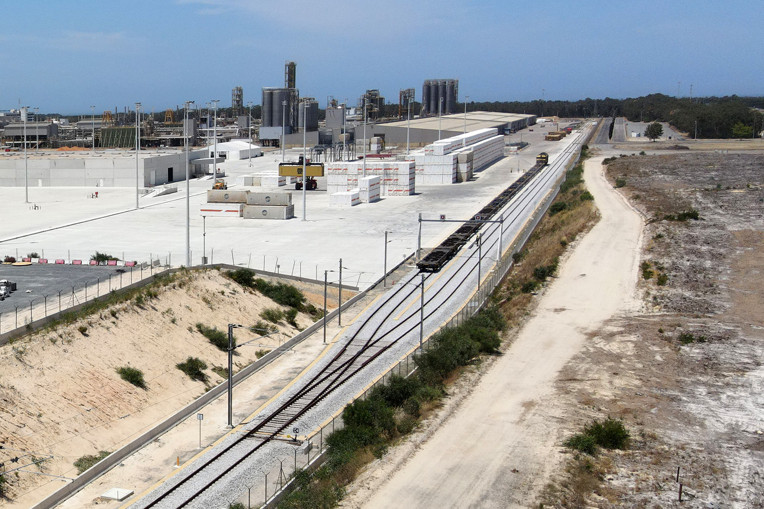 Vista área do renovado terminal da Repsol (ex-Borealis), com um dos primeiros comboios comerciais