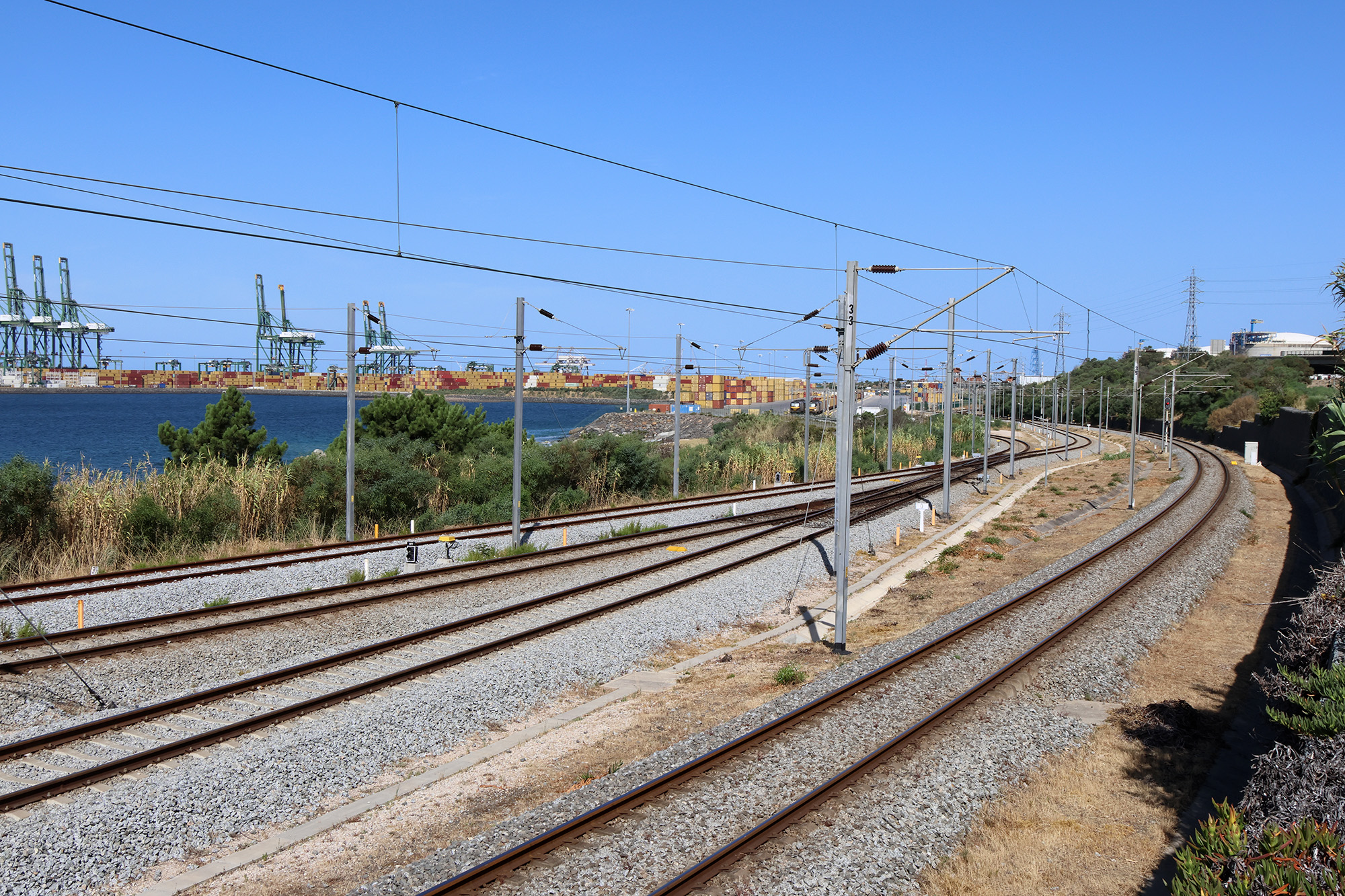 Local de contacto entre o acesso ao Terminal XXI, a praia de vias do Complexo e a linha de manobras que permite aos comboios recuar para o Terminal XXI
