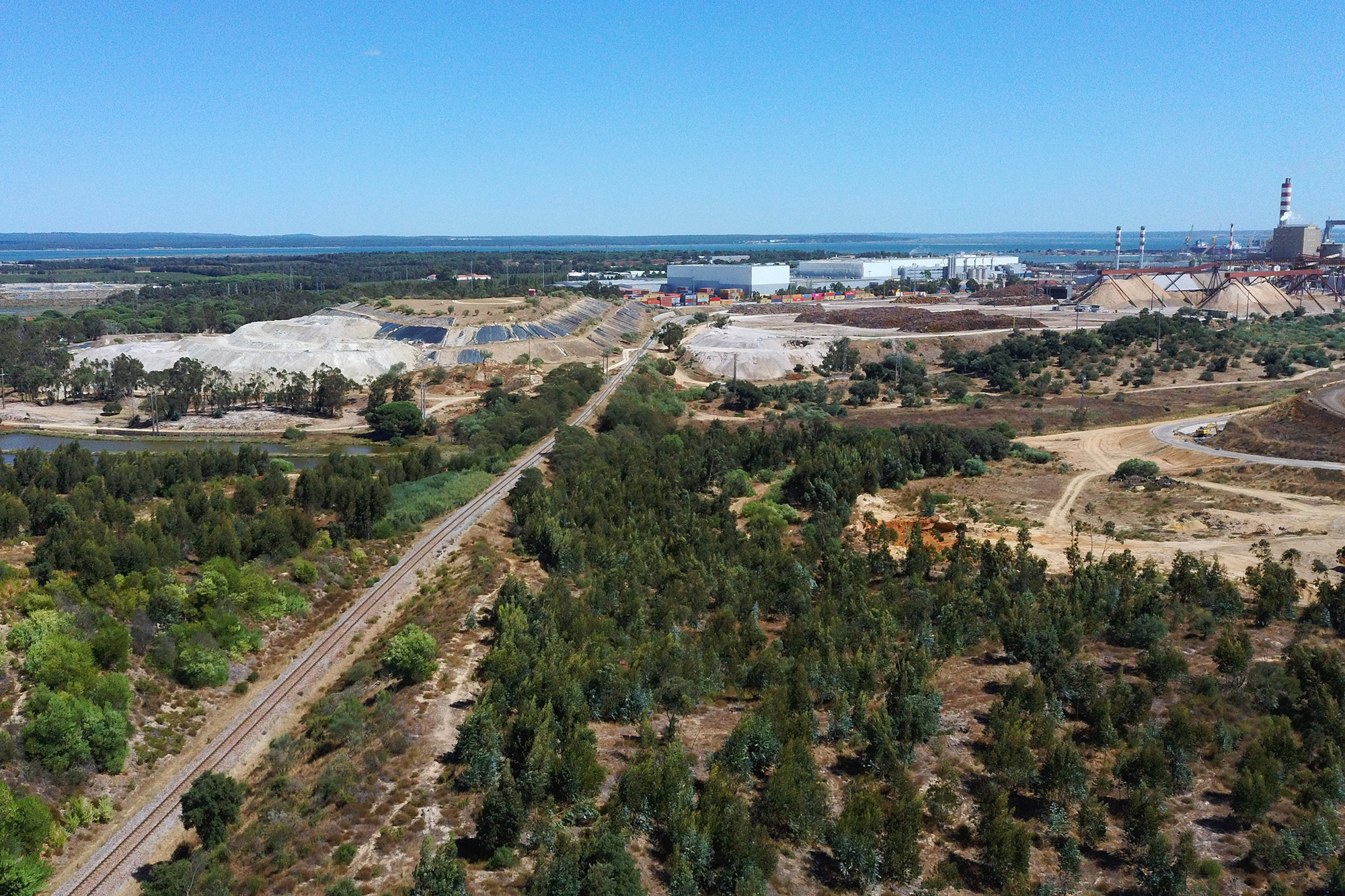 Vista aérea do ramal da Portucel à chegada à fábrica, em Praias Sado