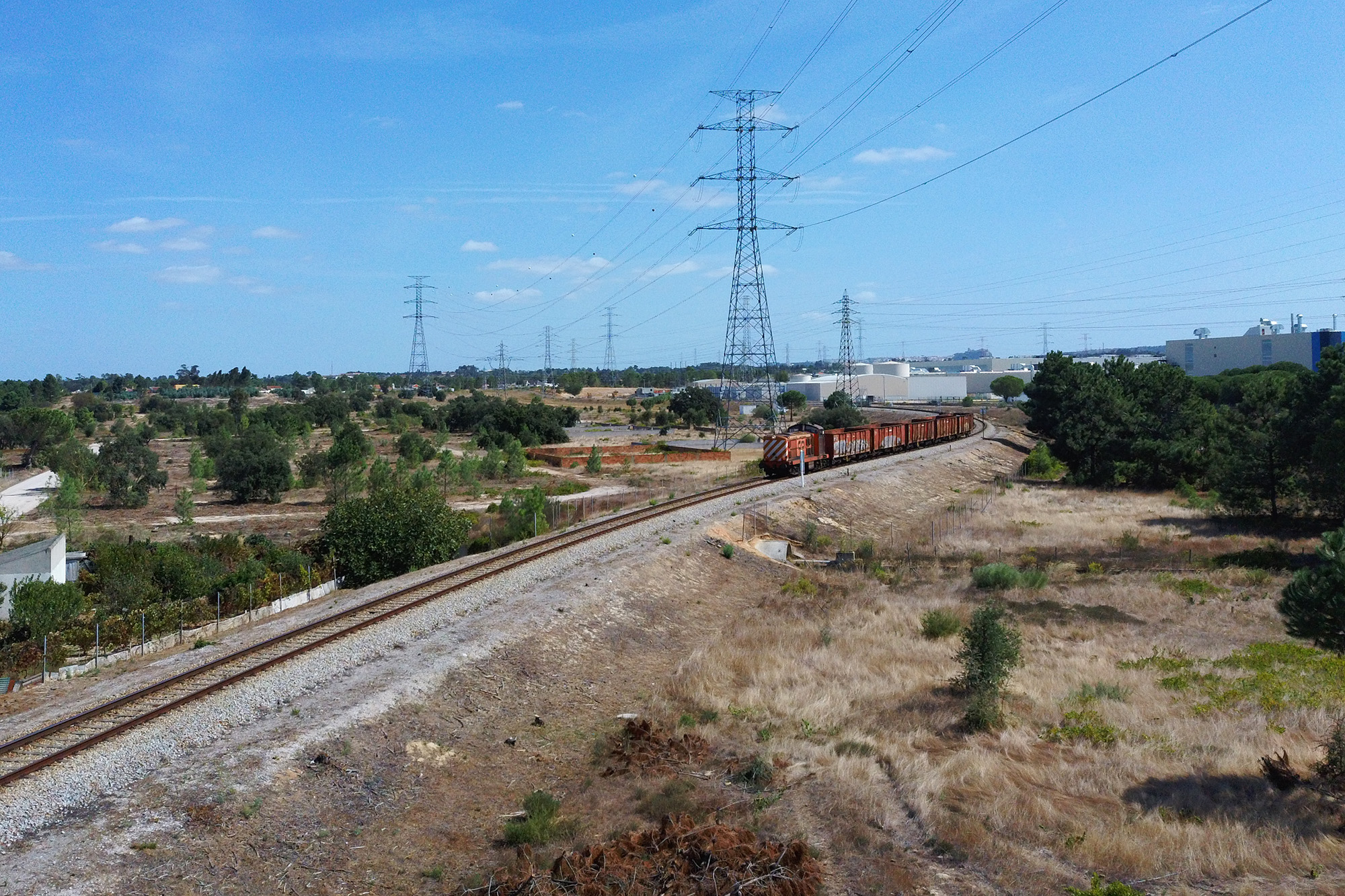 Parte inicial do ramal, junto à estação de Penalva, com um comboio a vir da fábrica