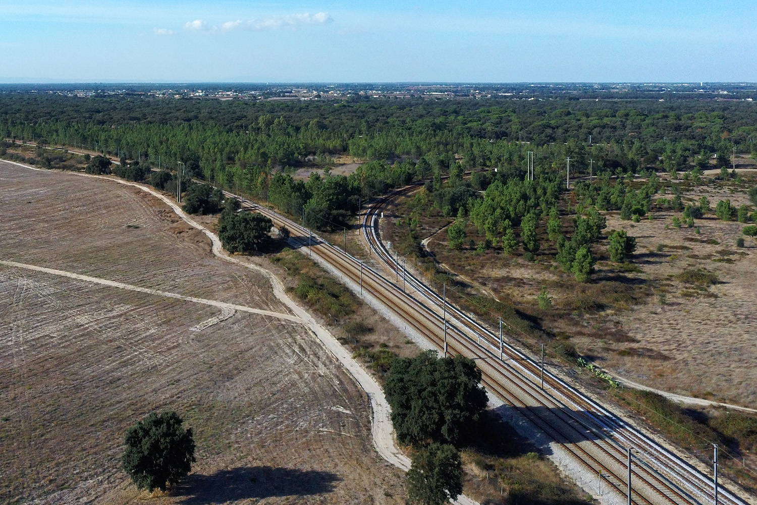 À direita a concordância de Agualva, em direcção à estação do Poceirão