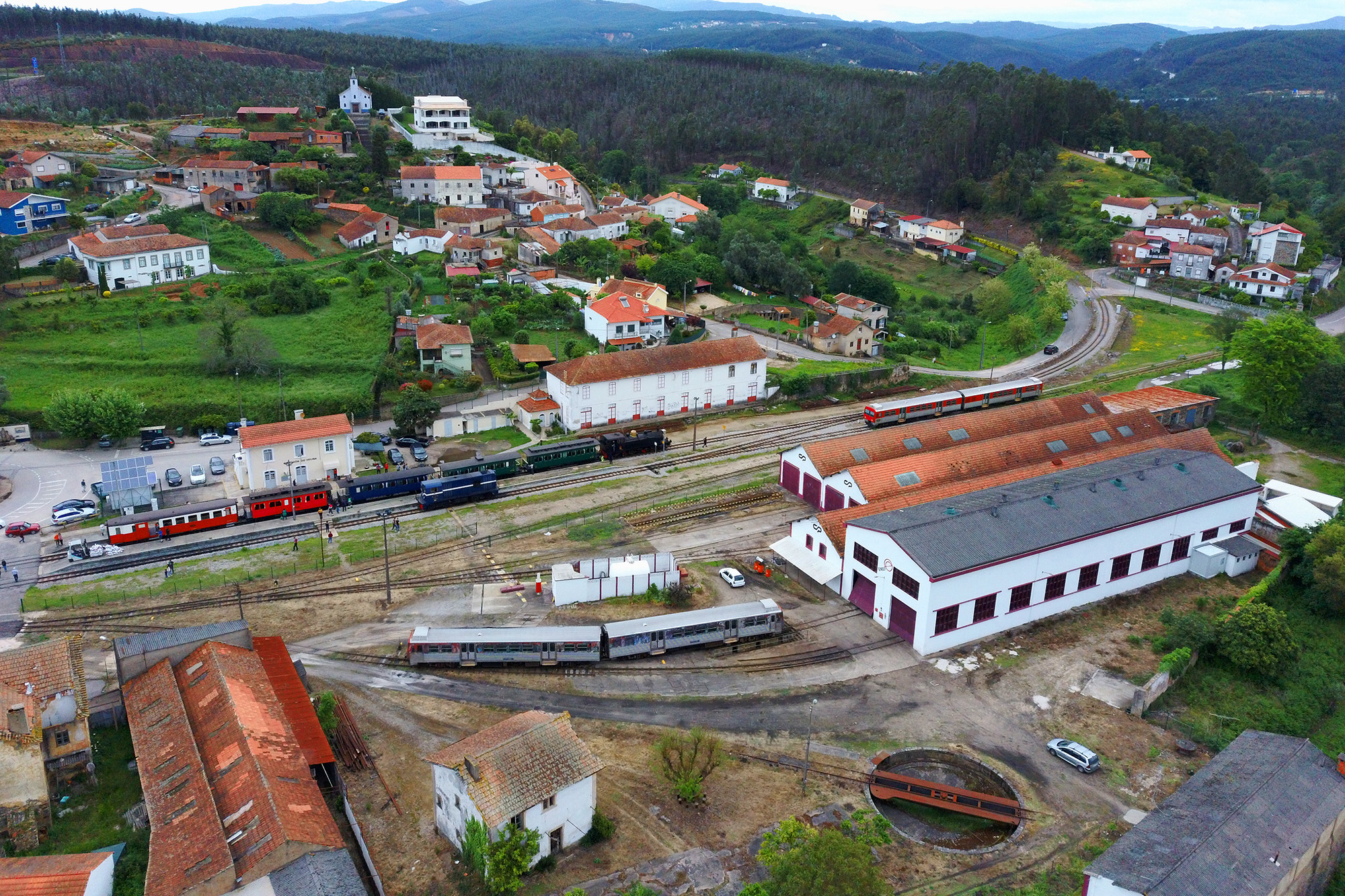 Vista geral da estação de Sernada do Vouga e do seu depósito, que inclui oficinas e uma rotunda.