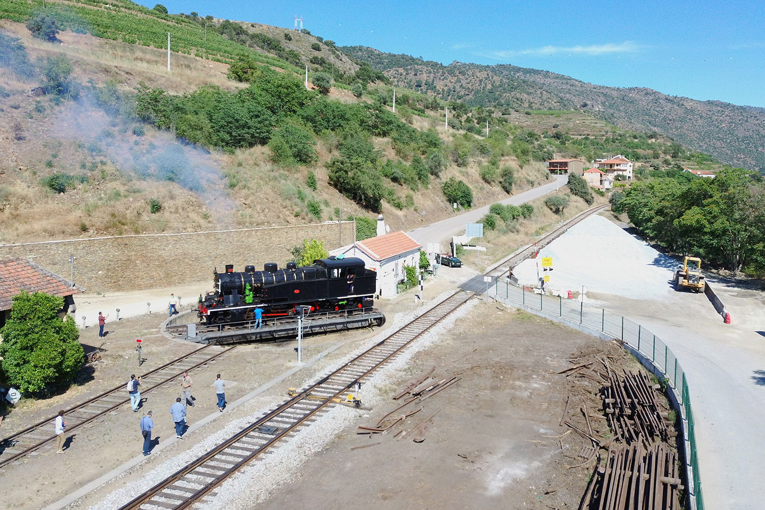 Locomotiva a ser virada na rotunda do Tua