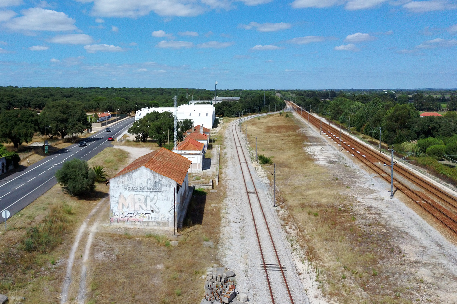 Antigo armazém de mercadorias, com o EP atrás de si e à direita as 3 vias da estação de Águas de Moura
