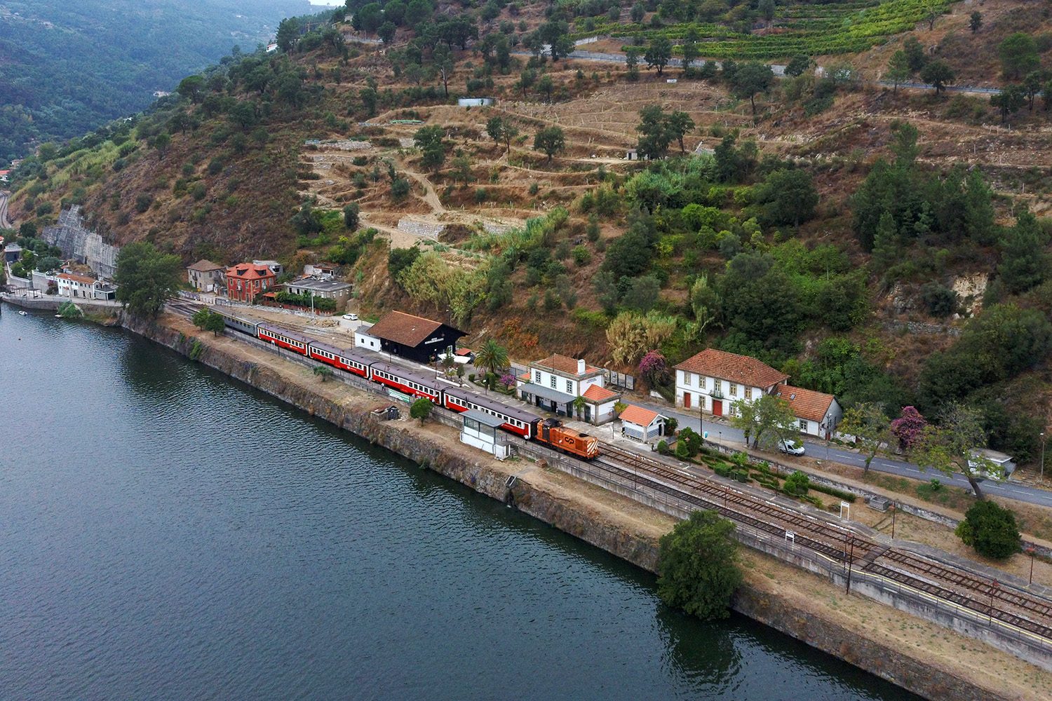 Vista aérea da estação de Ermida com um IR parado pronto a sair para o Pocinho
