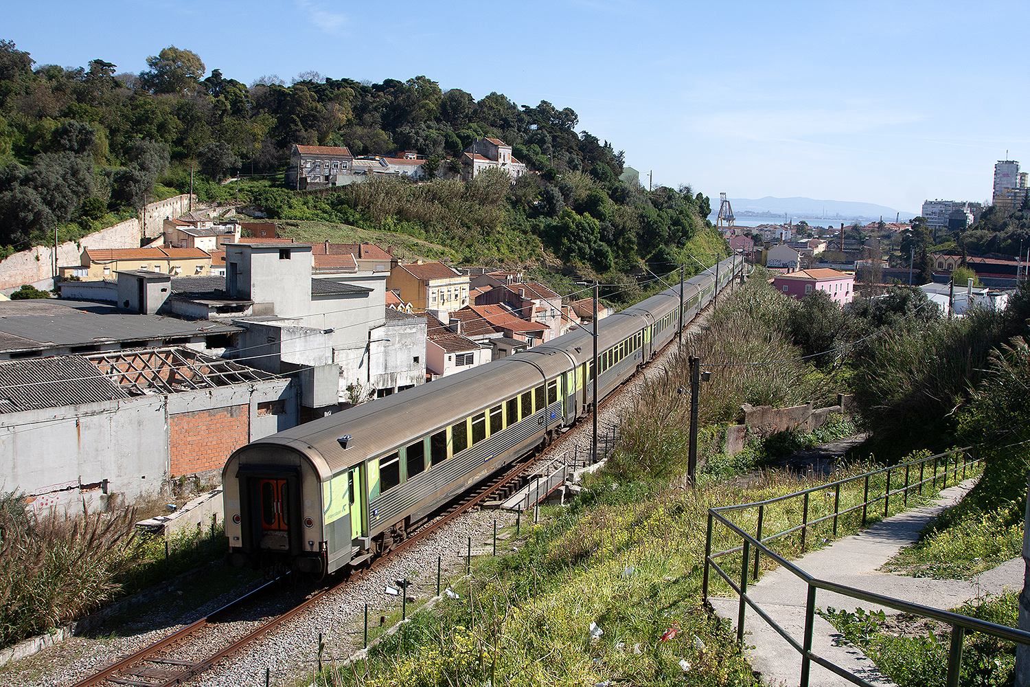 Vista para o lado de Santa Apolónia, com uma marcha sem serviço a descer